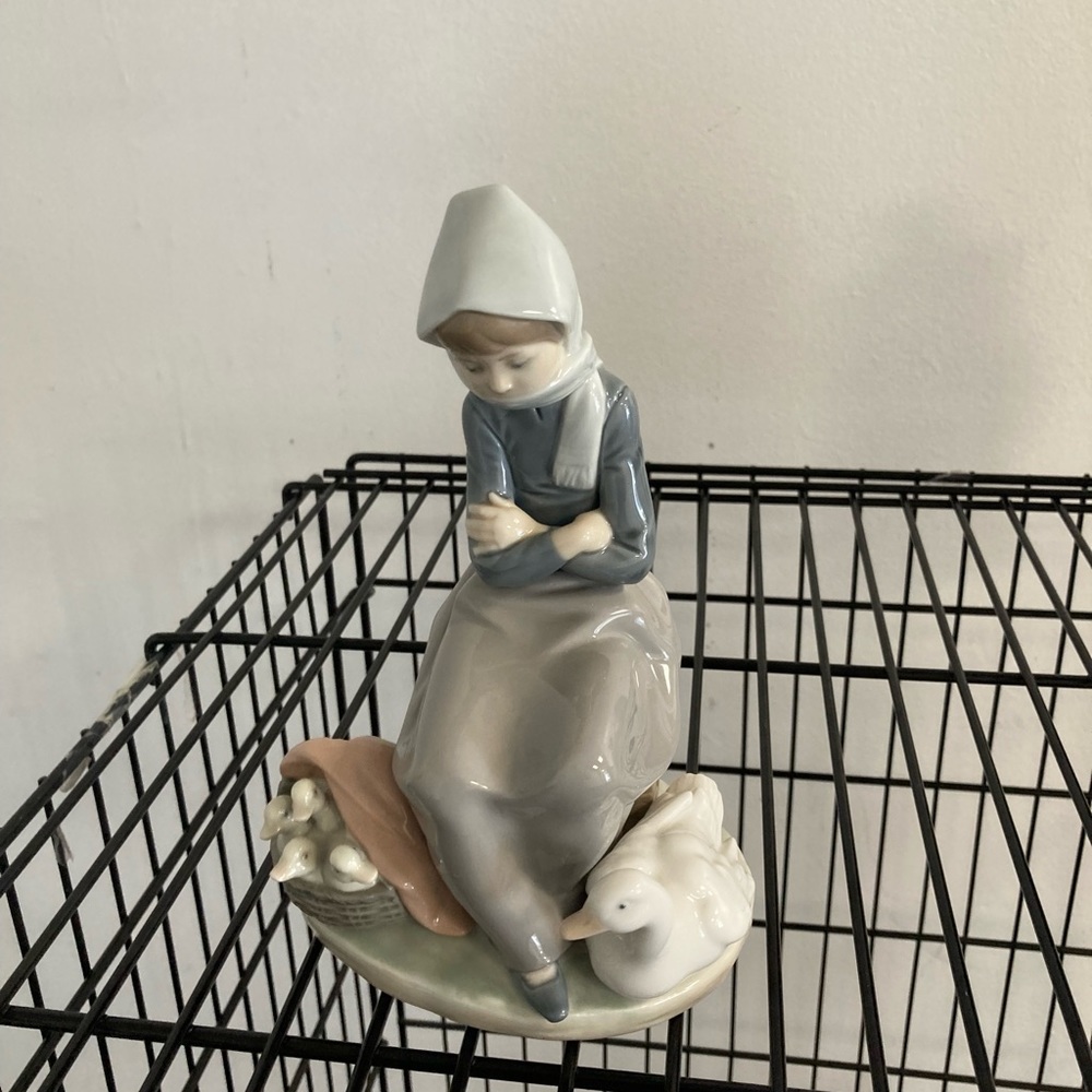 Lladro Figurine Girl with Ducks 1267 pre-owned no box